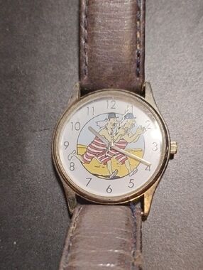Men's Novelty Beach Runner Analog Watch - Brown Strap, Gold Case